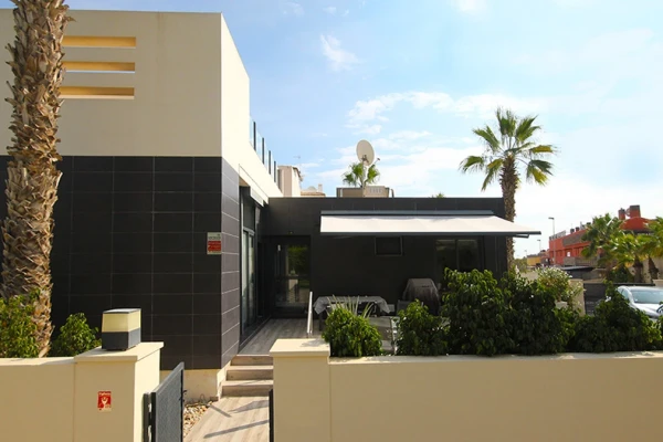 Modern 2 Bed Villa with Solarium & Garden 