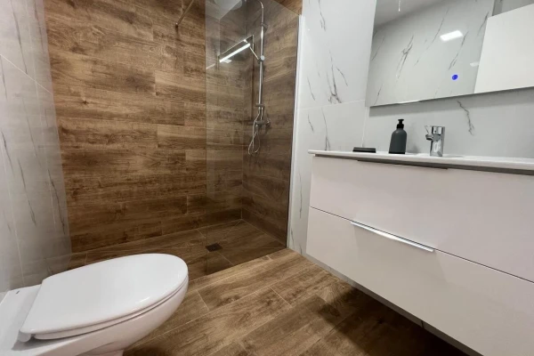 Renovated 3-Bedroom Apartment in Torrevieja | 300m from Beach - Gallery Image 5