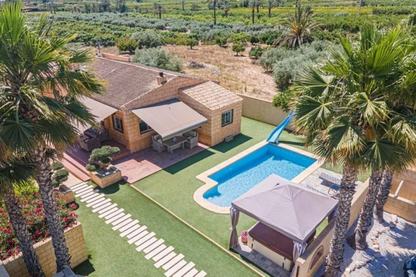 5 Bedroom Country House with Pool & Gym in Albatera 