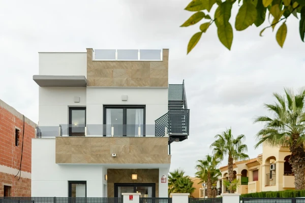 Modern 3-Bed Villa with Pool in Torrevieja  - Gallery Image 13