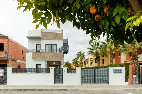 Modern 3-Bed Villa with Pool in Torrevieja  - Gallery Image 1