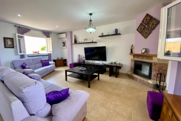 Spacious 3-Bedroom Villa with Private Pool For Sale in Algorfa - Gallery Image 7