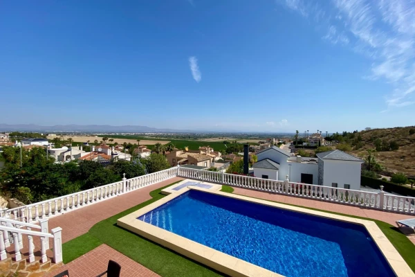Spacious 3-Bedroom Villa with Private Pool For Sale in Algorfa - Gallery Image 31