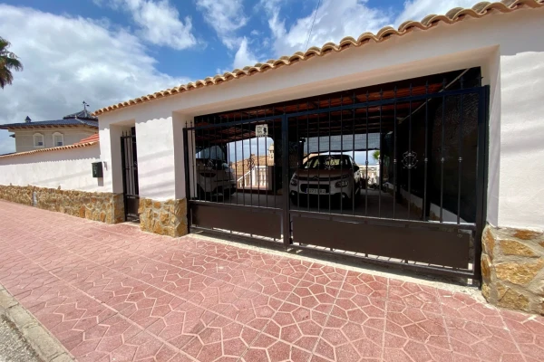 Spacious 3-Bedroom Villa with Private Pool For Sale in Algorfa - Gallery Image 38