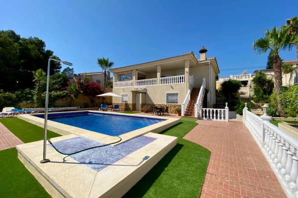 Spacious 3-Bedroom Villa with Private Pool For Sale in Algorfa - Gallery Image 32
