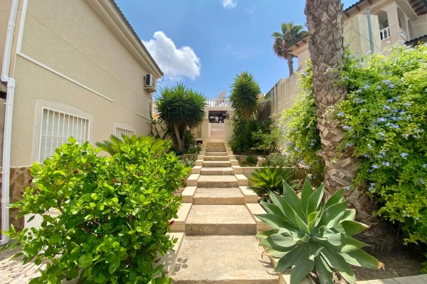 Spacious 3-Bedroom Villa with Private Pool For Sale in Algorfa - Gallery Image 37