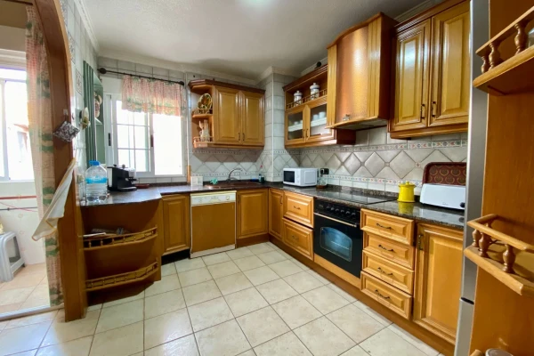 Frontline 3-Bedroom Apartment with Panoramic Sea Views - Playa del Cura, Torrevieja - Gallery Image 11