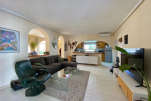 Detached Villa with Guest Chalet, Pool and Garages – 2 Minutes from Quesada Centre - Gallery Image 4