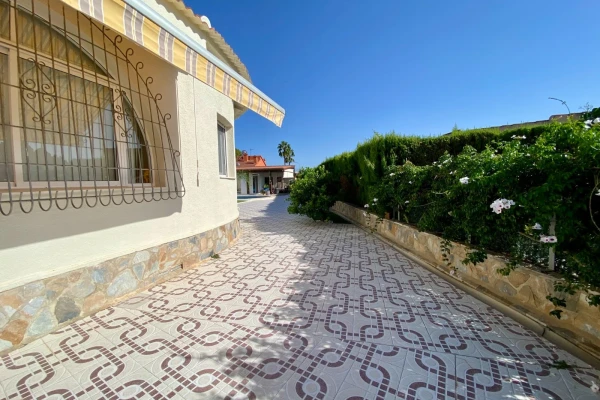 Detached Villa with Guest Chalet, Pool and Garages – 2 Minutes from Quesada Centre - Gallery Image 40