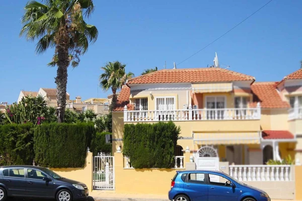 2 Bed Townhouse with Spacious Garden & Pool Access 