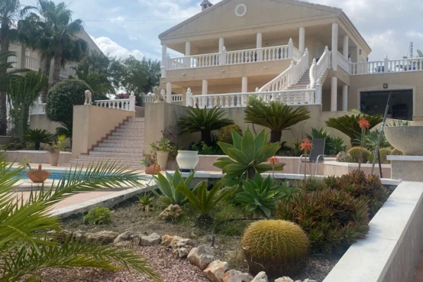 5 Bed Villa with Pool & Views 