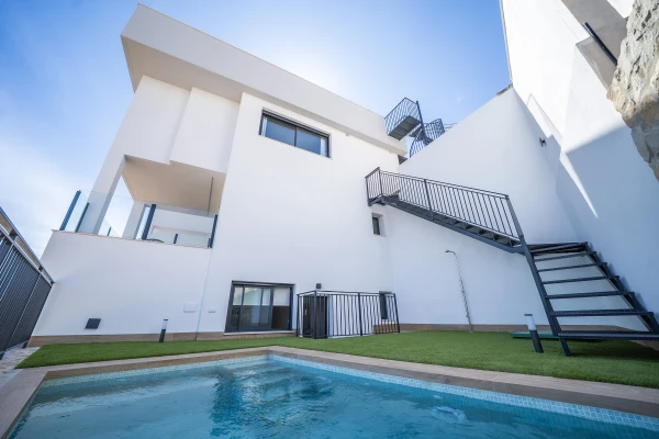 Key-Ready Semi-Detached 3-Bed Villa with Pool & Solarium – La Finca Golf