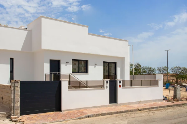 Elegant 3-Bedroom New Build Villa with Pool & Solarium in Sucina